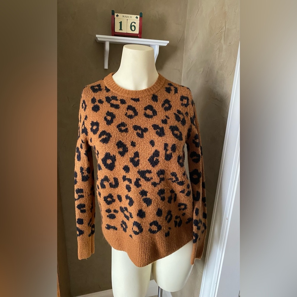 Old Navy cheetah leopard print classic sweater, size XS